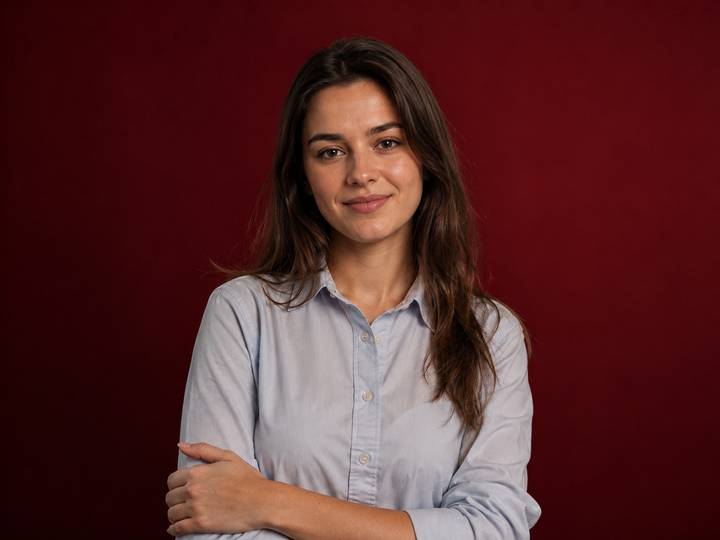Vizual de prezentare pentru postul de asistent manager: o tânără în cămașă deschisă la culoare